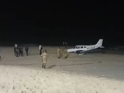Maricá: Avião monomotor faz pouso forçado na praia - Vídeo