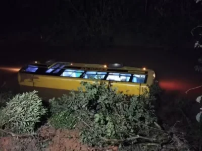 Micro-ônibus escolar cheio cai em rio de SC e deixa feridos