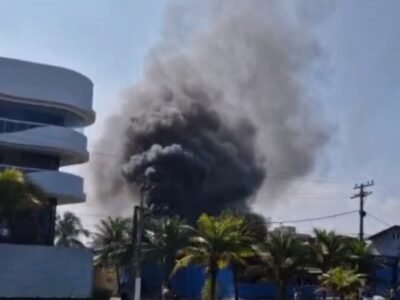 Niterói: Restaurante pega fogo em Piratininga - Vídeo