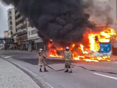 Ônibus da linha 455 pega fogo no Rio de Janeiro
