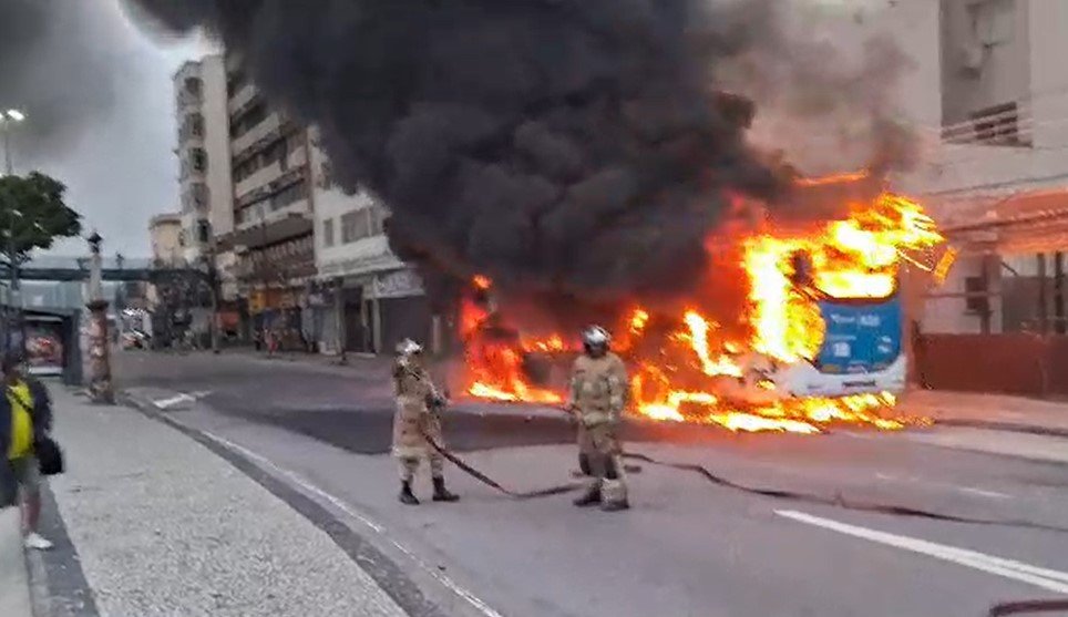 Ônibus da linha 455 pega fogo no Rio de Janeiro