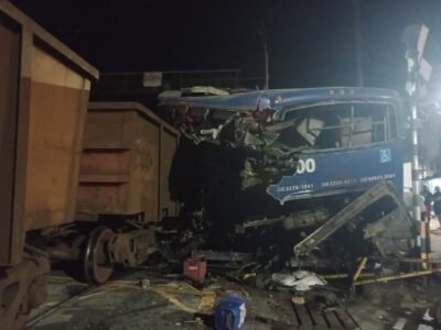 Ônibus de turismo sofre pane e é destruído por trem - VÍDEOS