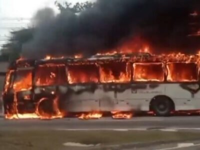 Ônibus pega fogo após colisão com carro - Vídeo