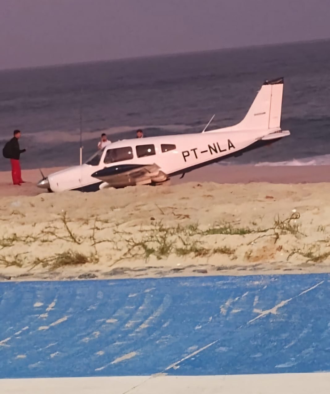 Passageiro de avião que caiu em praia de Itaipuaçu é identificado