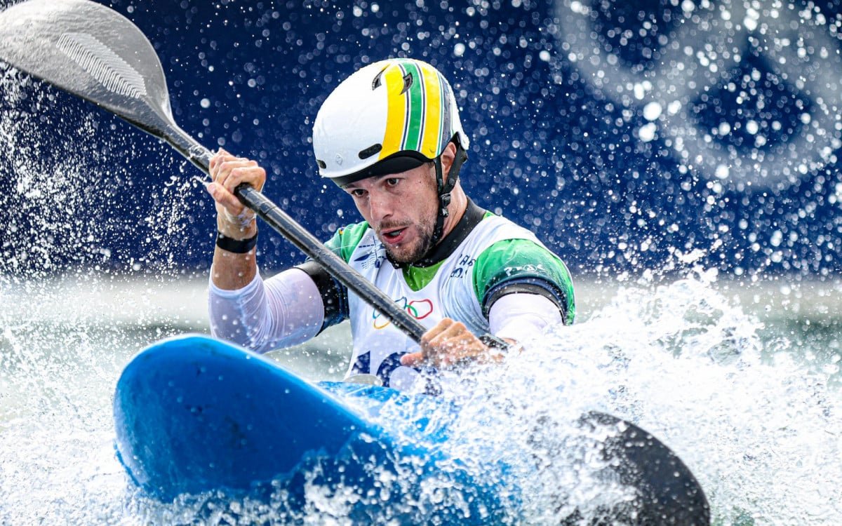 Pepê Gonçalves homenageia Senna com capacete nas Olimpíadas