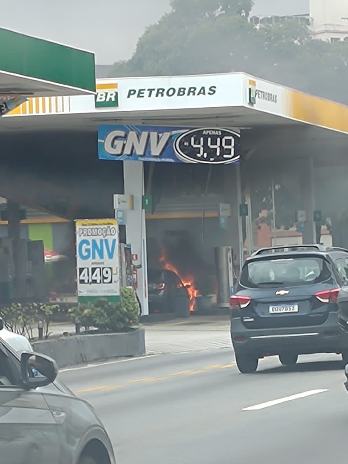 Posto de gasolina em chamas na Praça da Bandeira - Vídeo