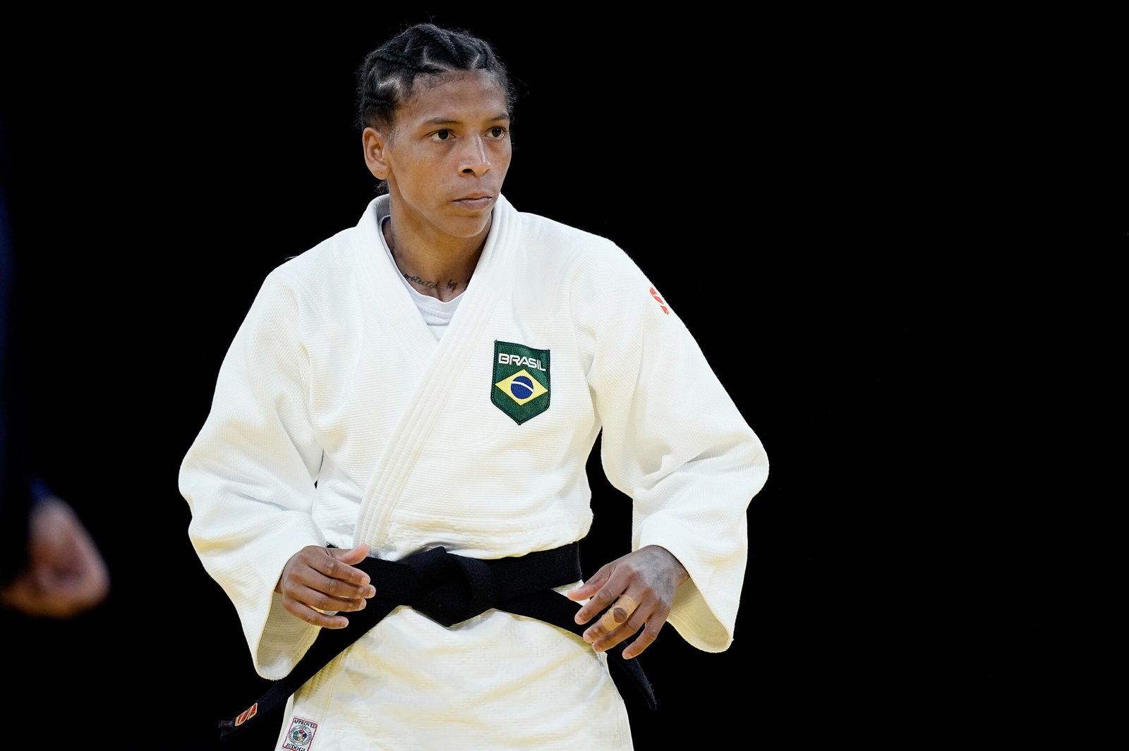 Rafaela Silva domina e avança no judô em Paris