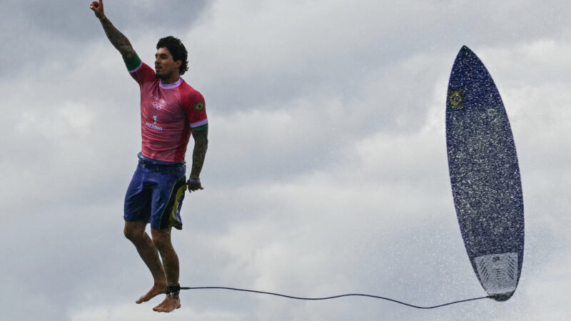 Surfe: Gabriel Medina vence e avança nas quartas das Olimpíadas