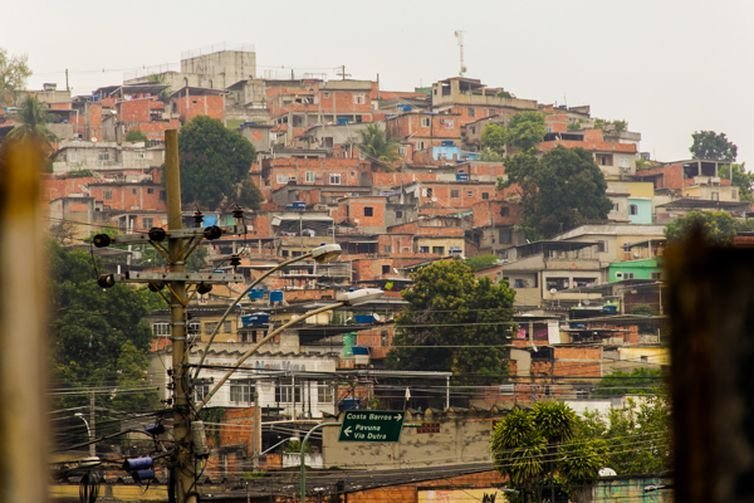 Suspeito fica ferido em confronto com PMs no Chapadão