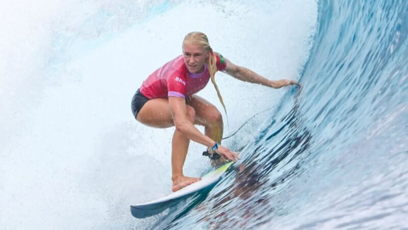 Tati e Tainá garantem vaga nas oitavas do surfe em Paris
