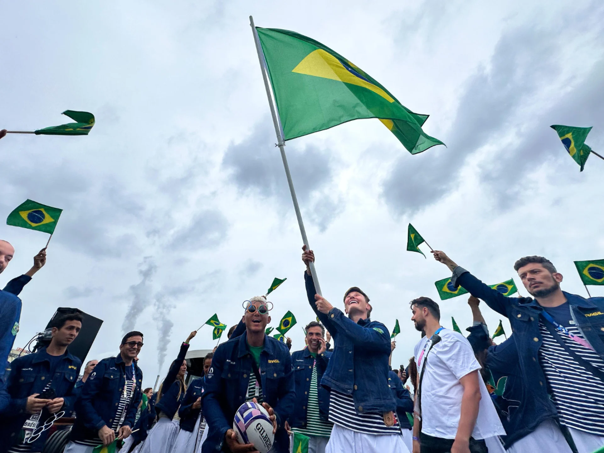 Time Brasil encanta Paris durante abertura das Olimpíadas