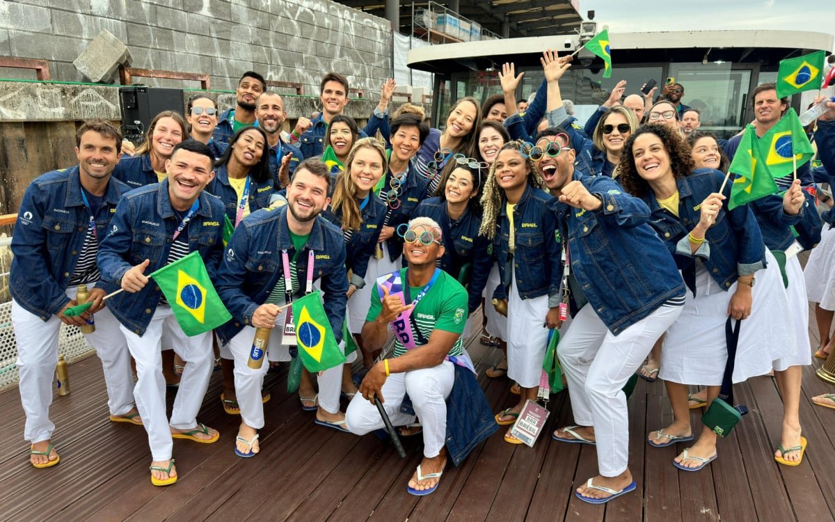 Time Brasil encanta Paris durante abertura das Olimpíadas