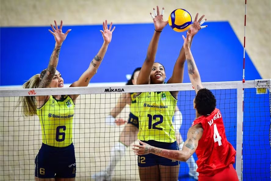 Vôlei: Brasil domina e vence na estreia em Paris 2024