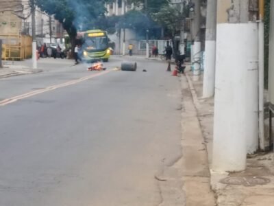 Manifestação interdita Rua Noronha Torrezão em Niterói - VÍDEOS