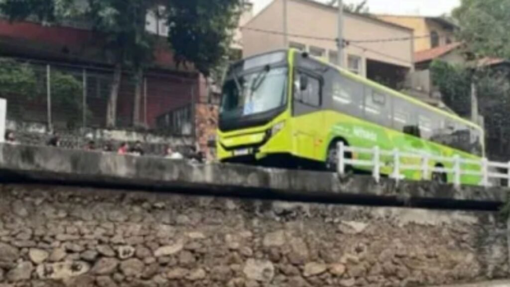 Acidente com ônibus em Icaraí; motorista passa mal