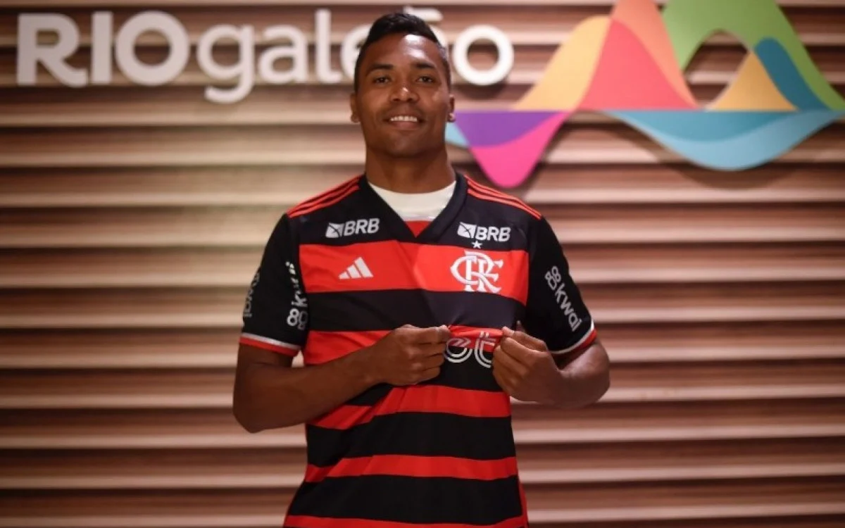 Alex Sandro desembarca no Rio com celebração da torcida