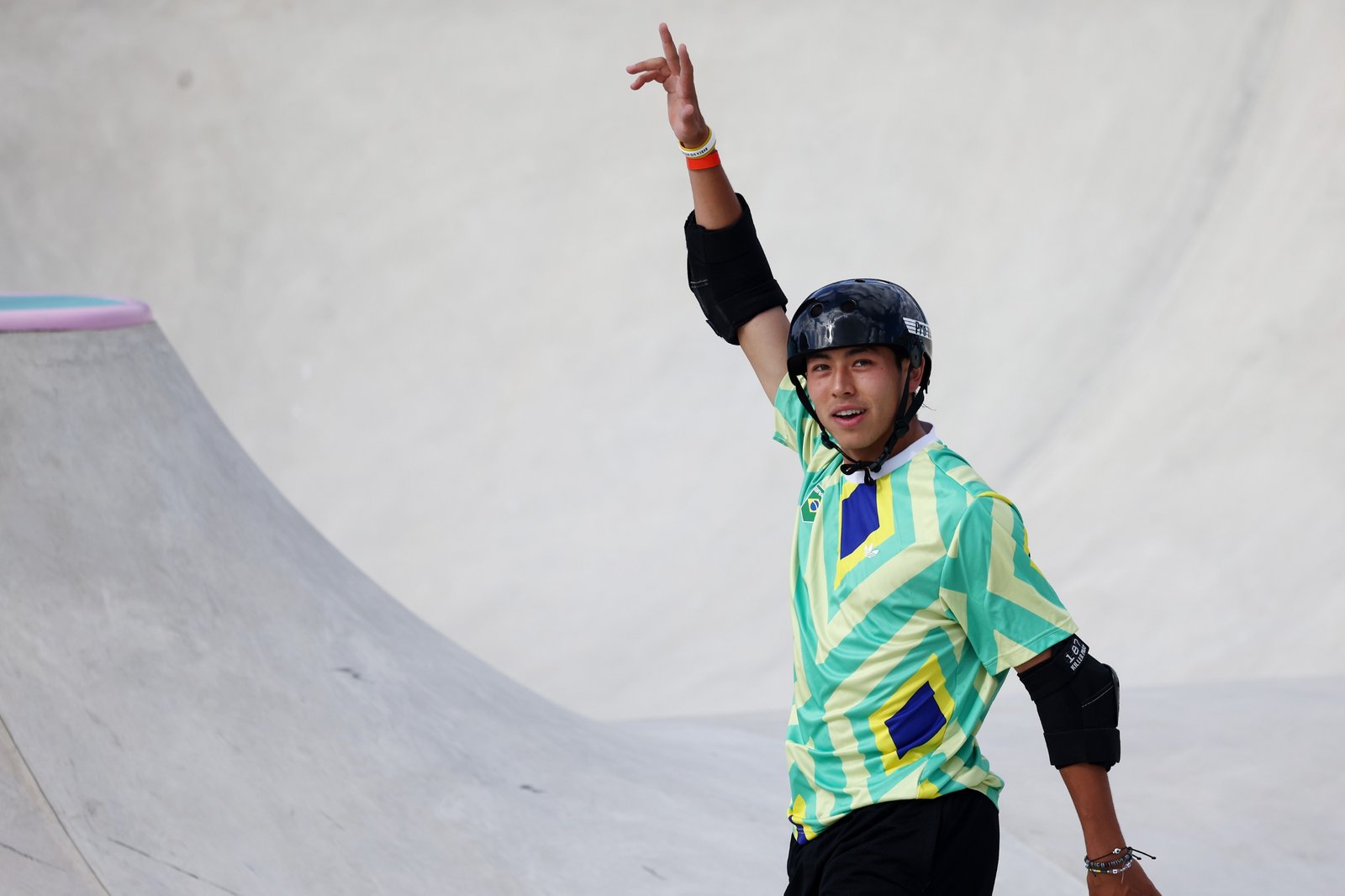 Augusto Akio é bronze no skate park em Paris