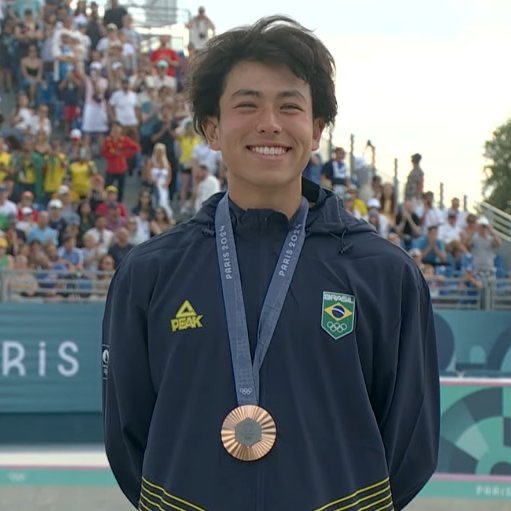 Augusto Akio é bronze no skate park em Paris