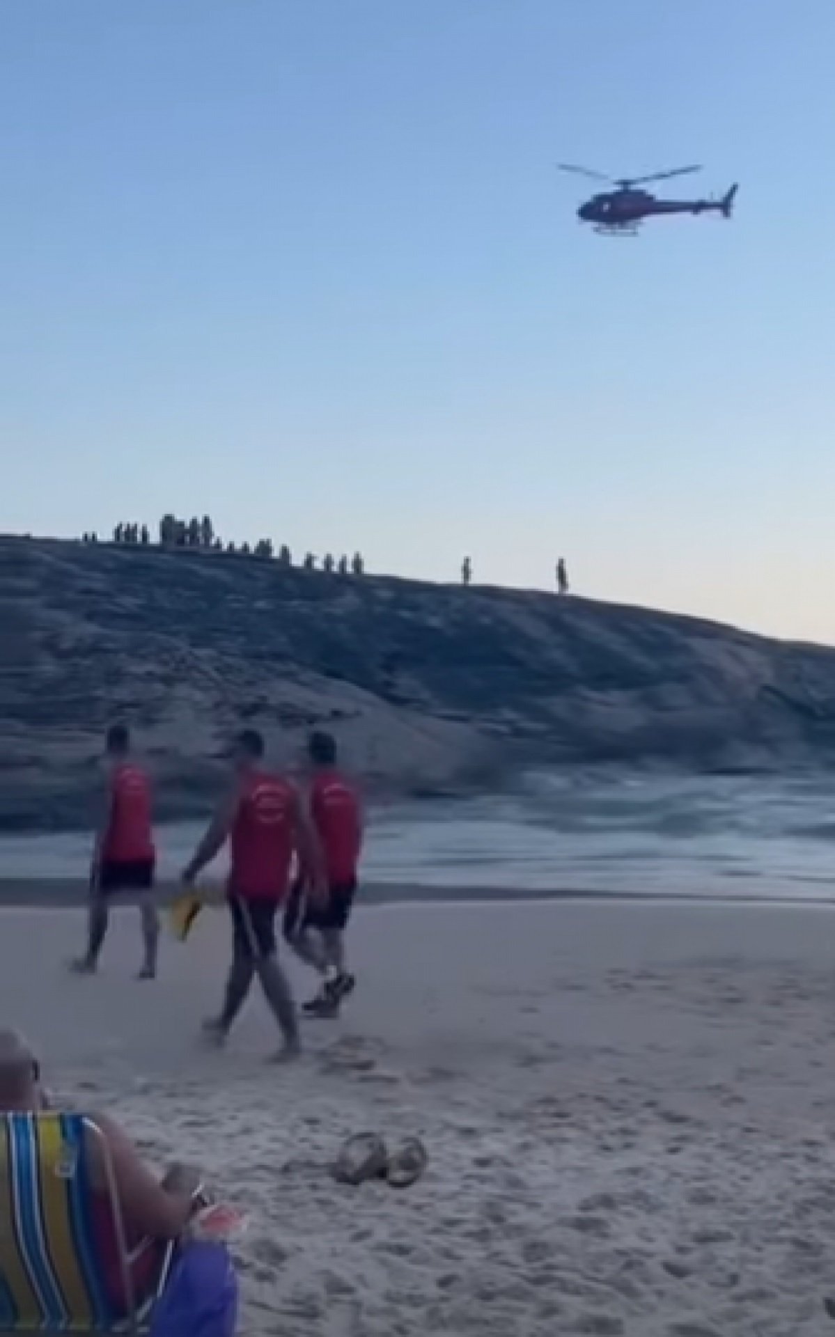 Bombeiros buscam por desaparecidos na praia de Itacoatiara