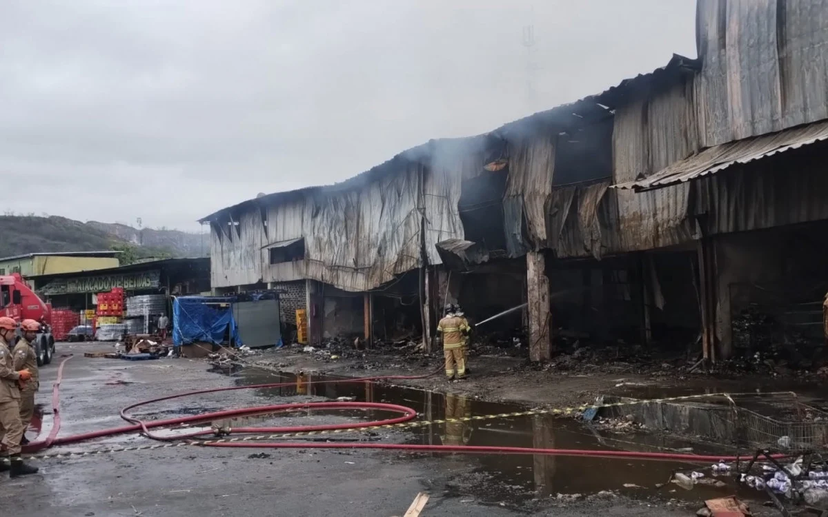 Bombeiros investigam depósito do Ceasa em São Gonçalo