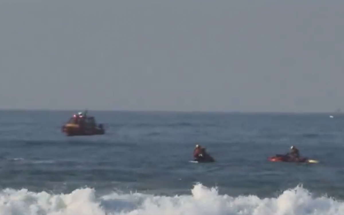 Bombeiros buscam por desaparecidos na praia de Itacoatiara