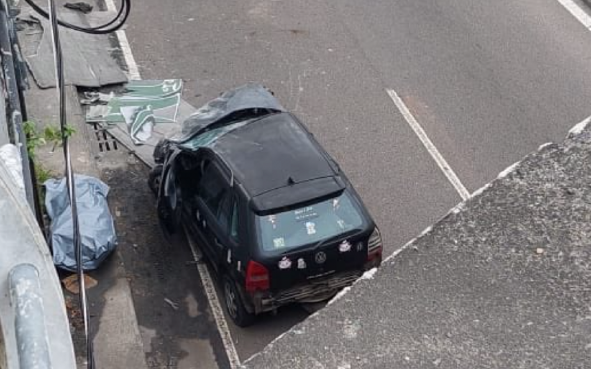 Carro cai de viaduto e atinge homem