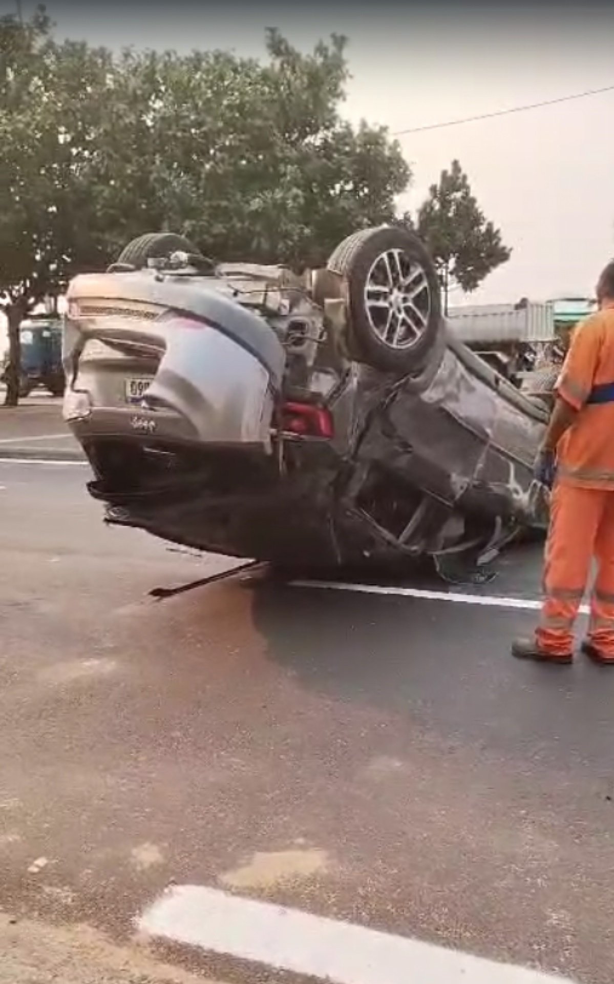 Carro capota após colisão em Copacabana e deixa 4 feridos