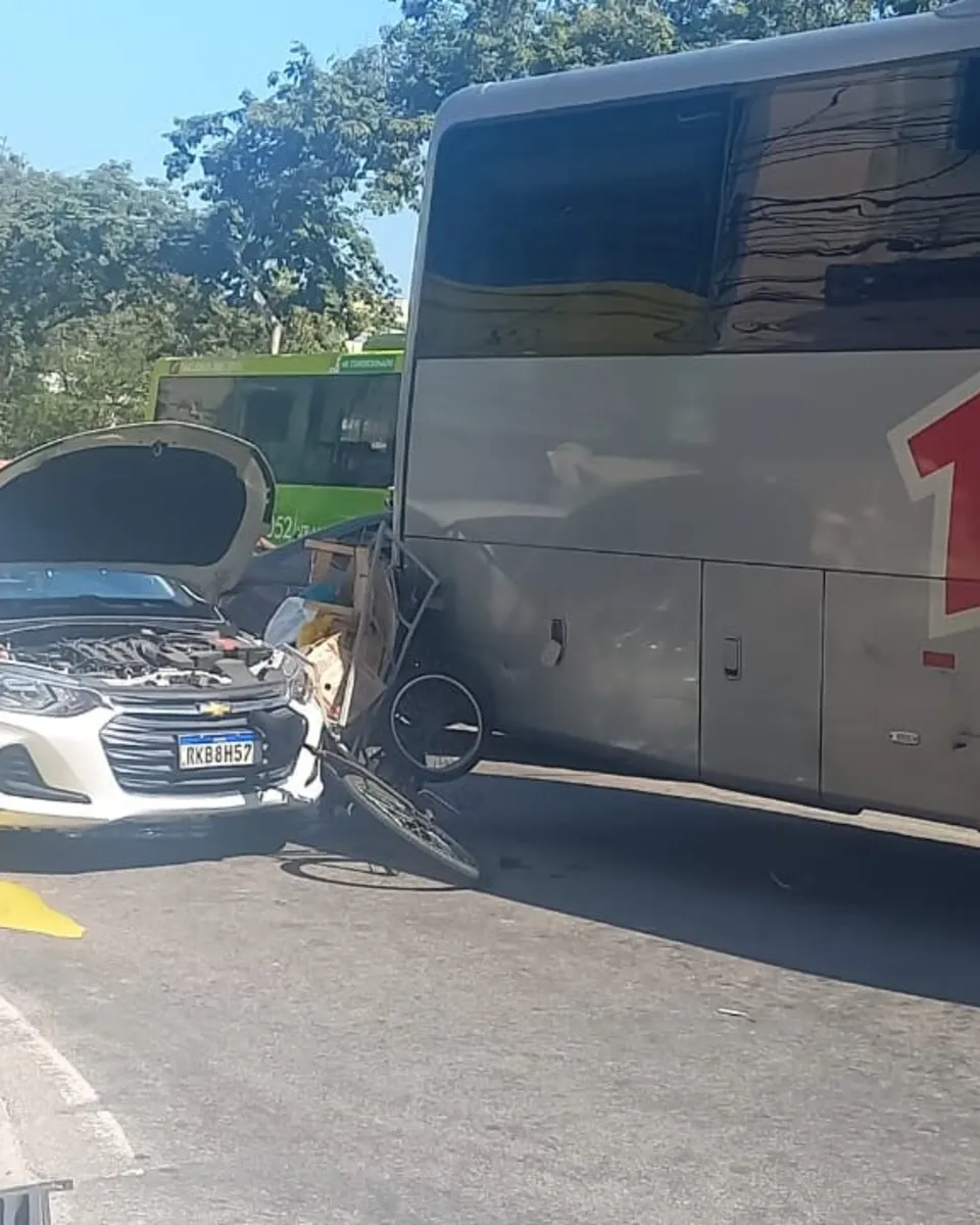 Colisão entre ciclista, carro e ônibus no Centro de Niterói