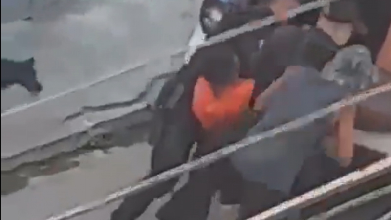 Criminoso pega arma do bolso de PM durante prisão - Vídeo