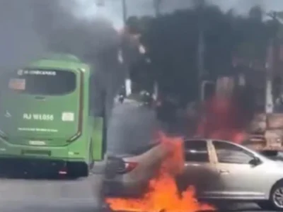 Criminosos incendeiam veículos durante operação policial - Vídeo