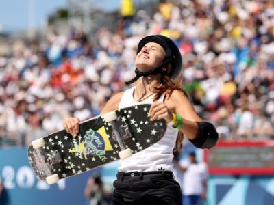 Dora Varella termina em quarto no skate street em Paris