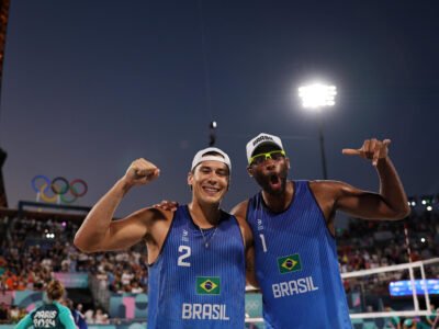 Arthur e Evandro vence e avança no vôlei de praia em Paris