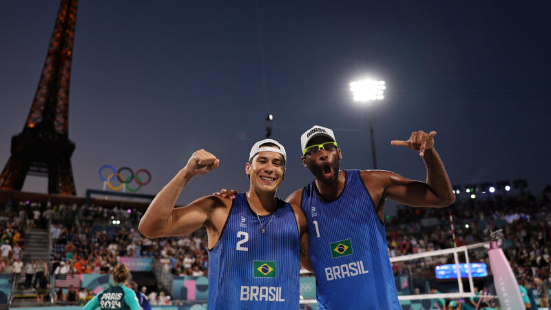 Arthur e Evandro vence e avança no vôlei de praia em Paris