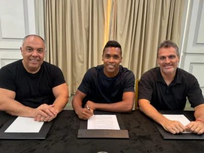 Flamengo anuncia a contratação de Alex Sandro