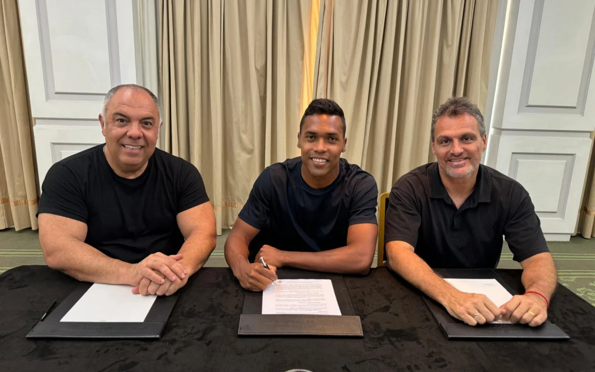 Flamengo anuncia a contratação de Alex Sandro