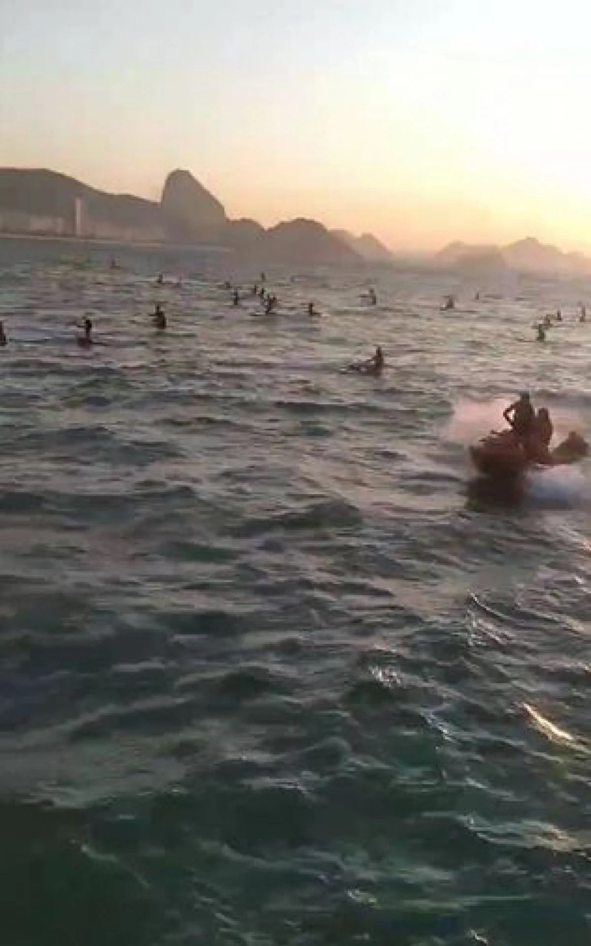 Fortes ventos interrompem Stand Up Paddle em Copacabana; Cerca de 100 feridos - Vídeo