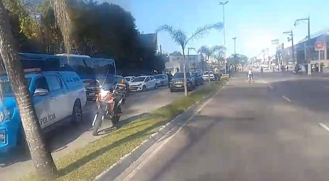 Confronto na Região Oceânica deixa trabalhador baleado; protestos fecham estrada - VÍDEO