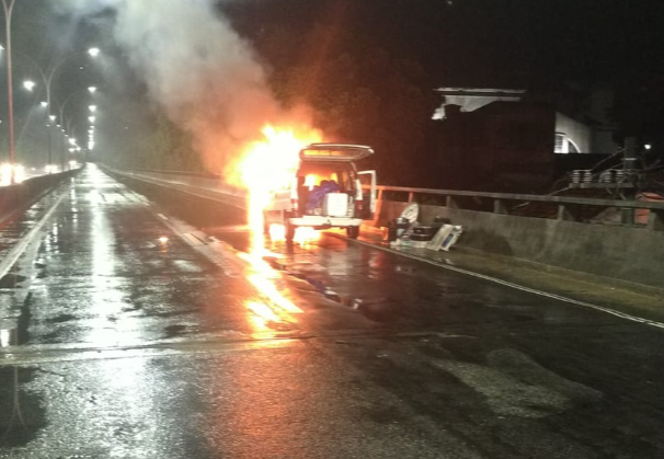 VÍDEO! Incêndio em carro interdita elevado Paulo de Frontin no Rio | Reprodução/COR