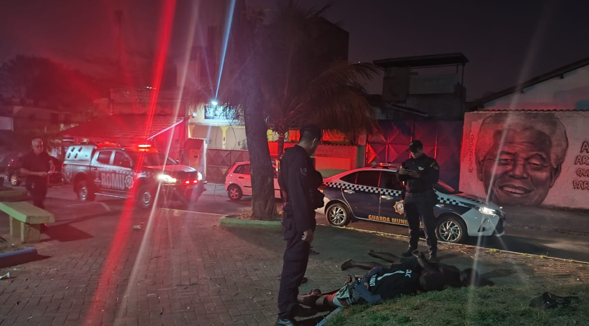 Roubo a ônibus em São Gonçalo termina com homem preso e menor apreendido