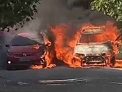 Incêndio destrói carros em Cabo Frio - Vídeo