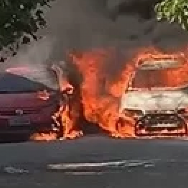 Incêndio destrói carros em Cabo Frio - Vídeo