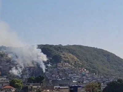 Incêndio destrói casas no Complexo do Alemão