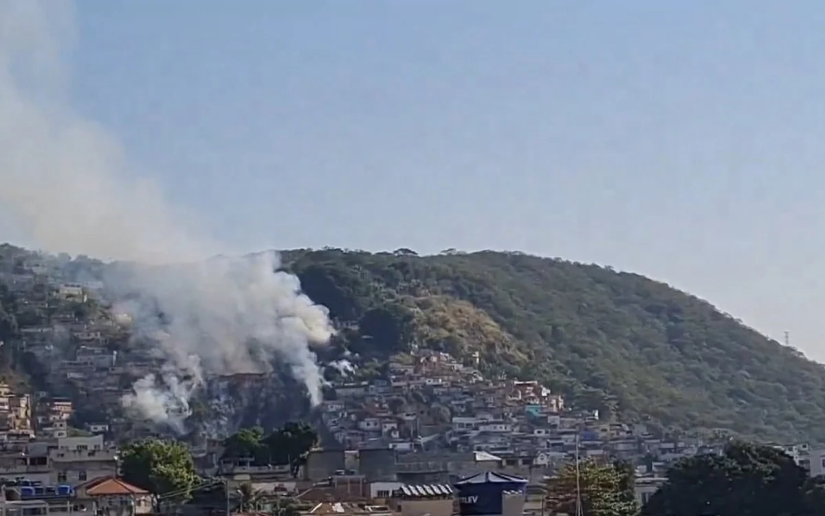 Incêndio destrói casas no Complexo do Alemão