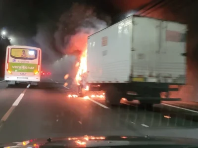 Incêndio em caminhão em túnel paralisa Linha Amarela - Vídeo