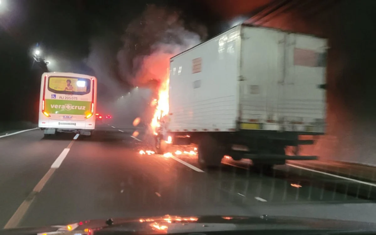 Incêndio em caminhão em túnel paralisa Linha Amarela - Vídeo