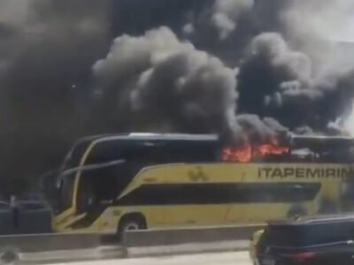 Incêndio em ônibus causa interdições na Avenida Brasil - Vídeos