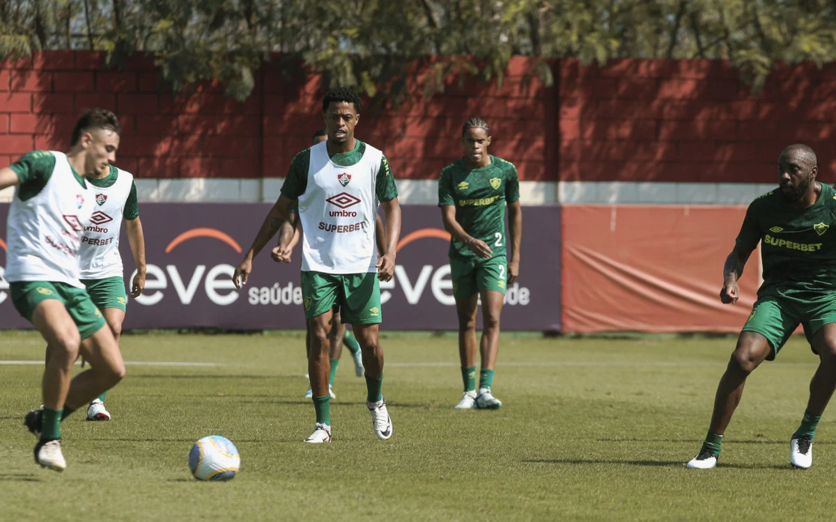 Keno treina com bola e pode voltar para reforçar o Fluminense