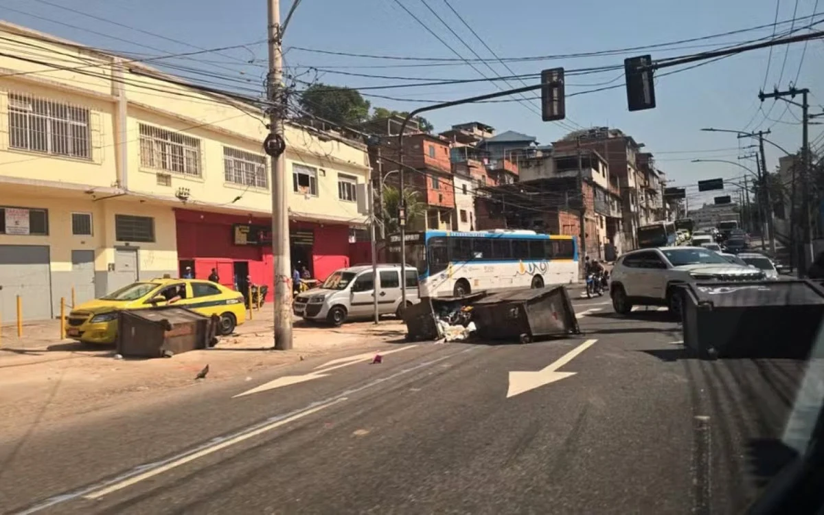 Moradores fecham parte da Marechal Rondon em protesto