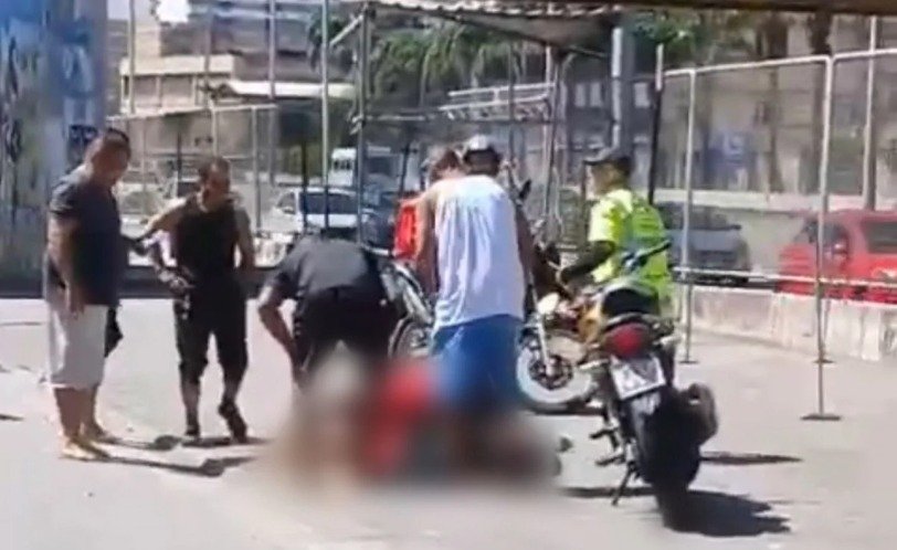 Morre mulher que despencou de viaduto após queda de moto no Rio - Vídeo