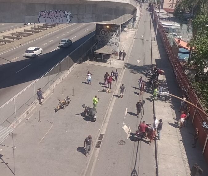 Em acidente de moto, mulher despenca de viaduto na Abolição - VÍDEO